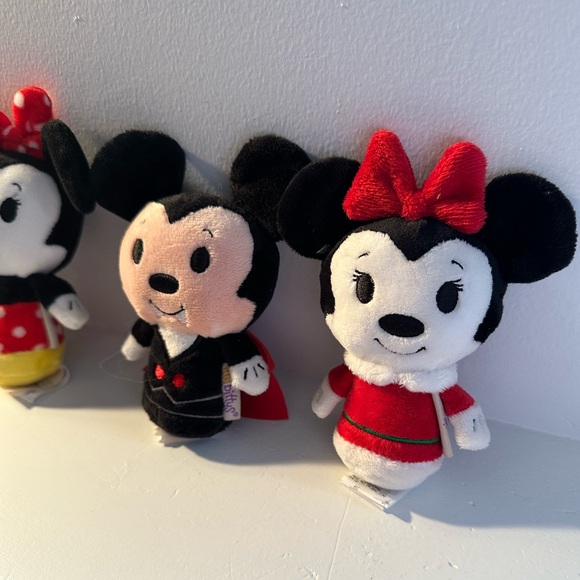 Sweet set of 5 Mickey and Minnie, lovable Hallmark itty bitty’s ♥️✨ Free gifts!! - Picture 4 of 9